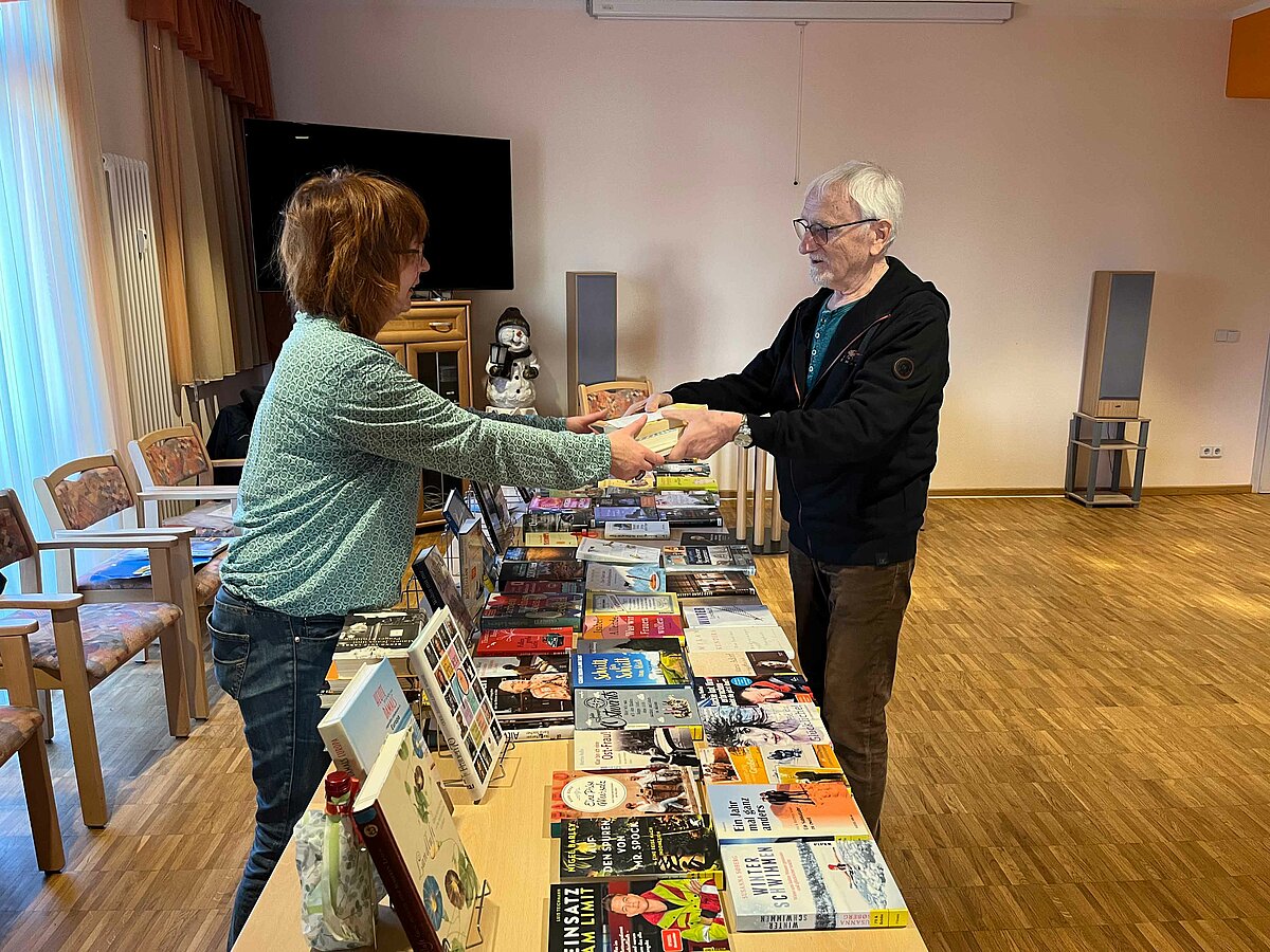 In 14 Pflegeheimen bieten die Städtischen Bibliotheken Dresden Büchertische an, um auch denjenigen Menschen den Zugang zu Medien zu ermöglichen, die nicht selbstständig in die Bibliothek kommen können. Foto: Städtische Bibliotheken Dresden