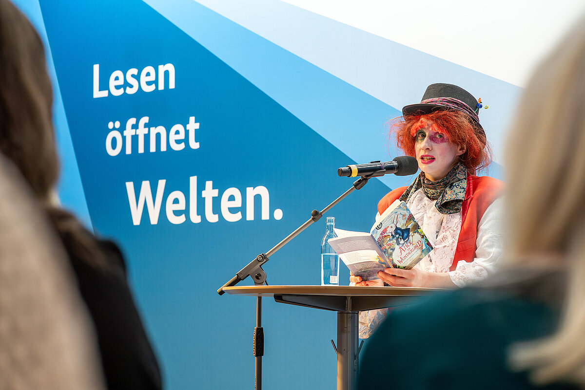 »Lesen öffnet Welten«, fantastische Welten, wie hier bei einer Lesung von »Alice im Wunderland«. Foto: Leipziger Messe GmbH / Tom Schulze