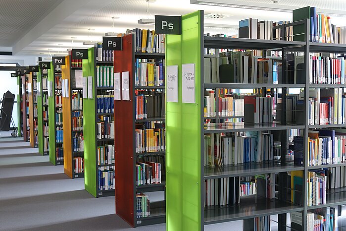 Umgestaltung der Hochschulbibliothek Reutlingen. Bücherregale mussten zugunsten neuer Gruppenarbeitsräume weichen.