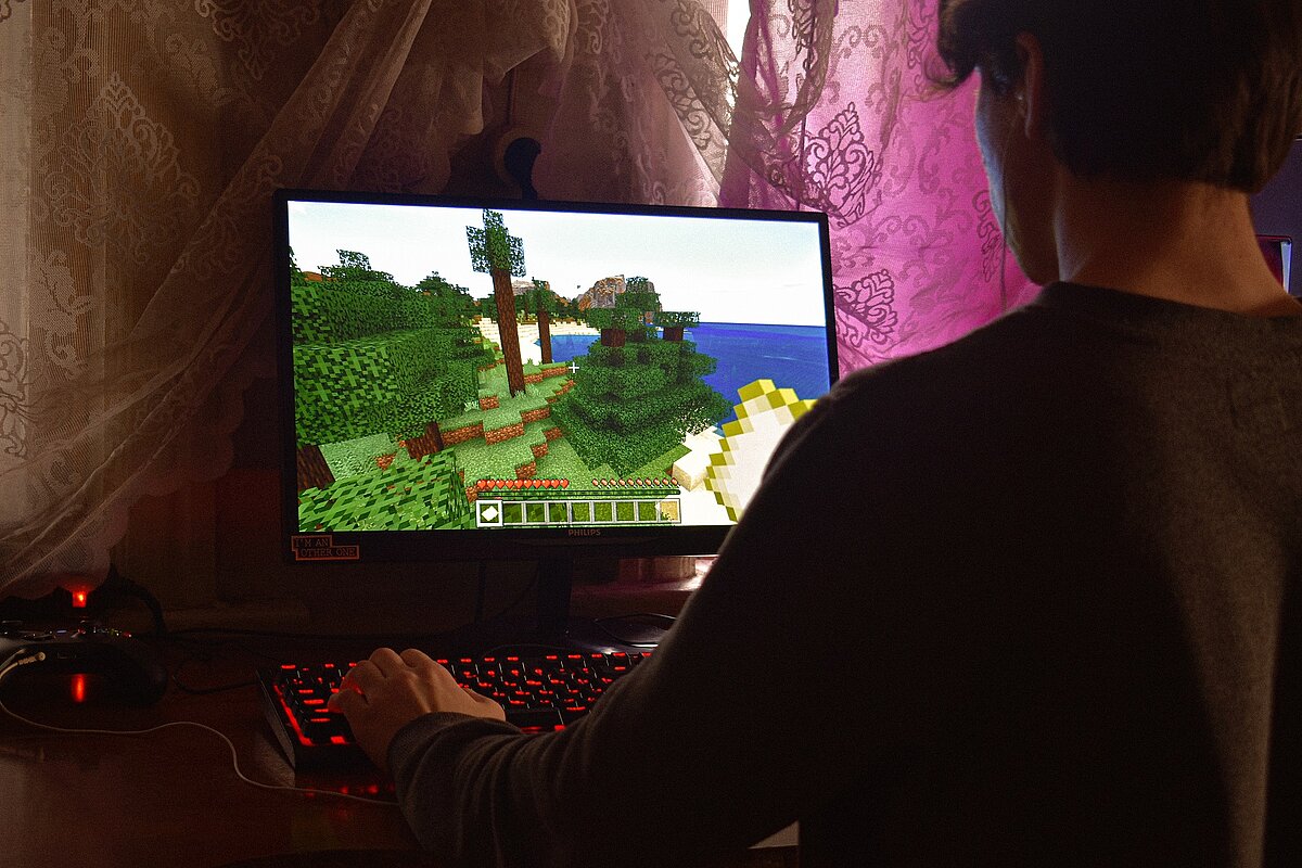 Videospiele wie Minecraft sind bei Kindern und Jugendlichen seit eh und je beliebt, doch welche sind auch pädagogisch sinnvoll? Medienexperte Thomas Feibel hat eine Auswahl zusammengestellt. Foto: Alexander Kovalev - pexels.com