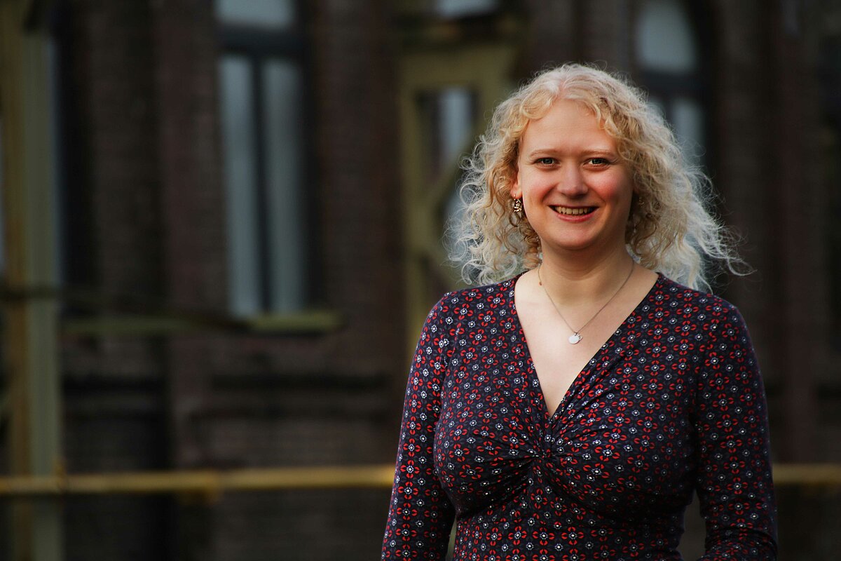 Frauke Anna Buhlmann (Foto: Carolin Riethmüller) ist seit 2018 Bibliothekarin bei der Stadtbibliothek Köln mit den Schwerpunktaufgaben Recherchetraining, Veranstaltungen zu Fake News, Virtueller Realität, NAO-Roboter und Vermittlung digitaler Angebote. Von 2021 bis 2023 berufsbegleitendes Studium der Spiel- und Medienpädagogik (M.A.) an der EAH Jena.