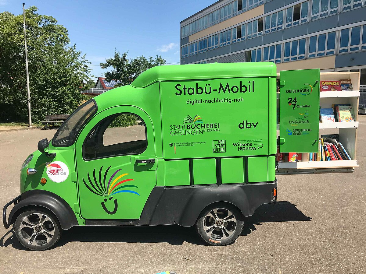 Das Stabü-Mobil der Stadtbücherei in der MAG in Geislingen an der Steige ist ein kleines Elektromobil, das Angebote der Sprach- und Leseförderung und der digitalen Medienbildung in Kindertagesstätten, Schulen und andere Jugendeinrichtungen bringt.