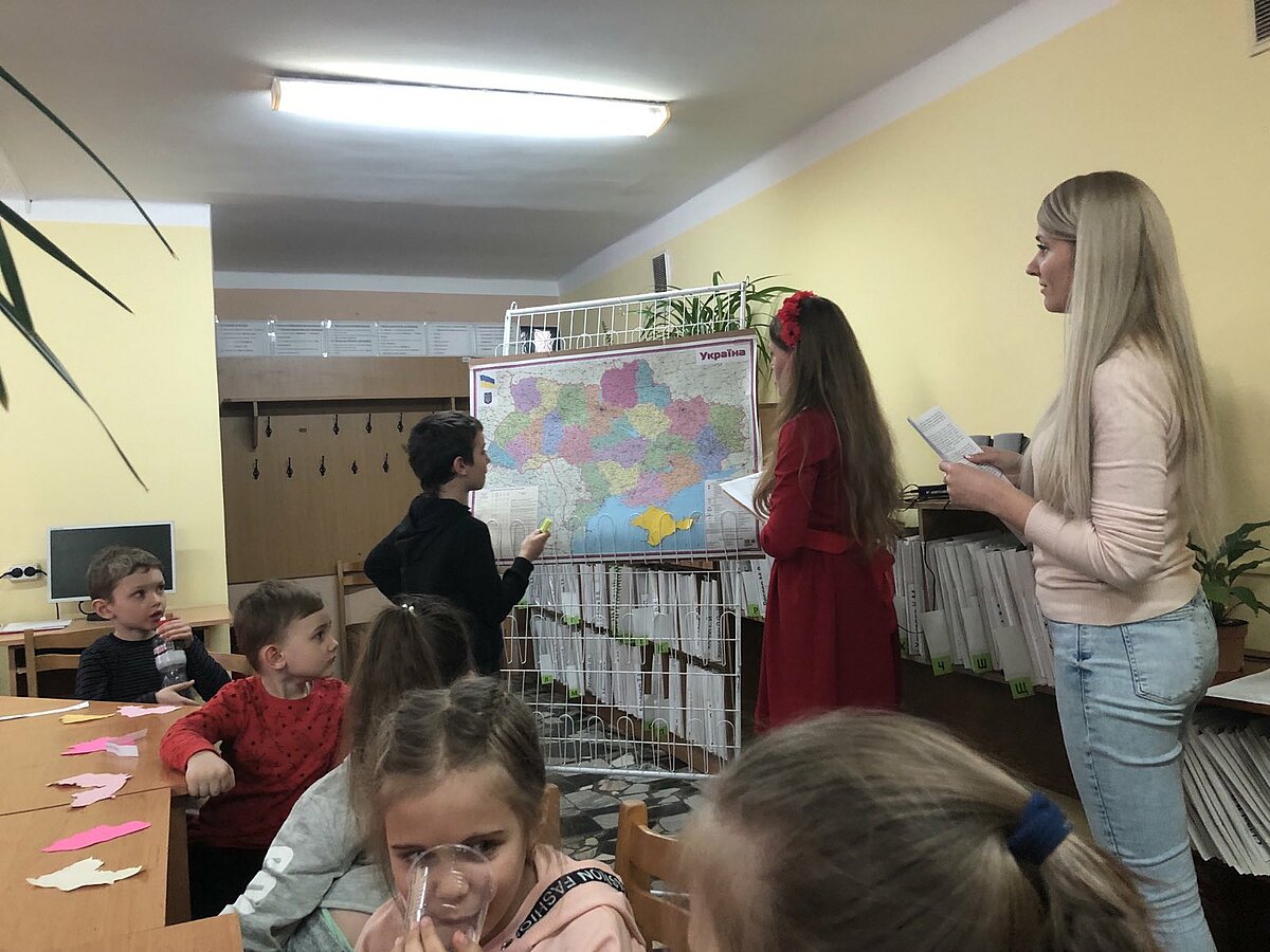 In der Ukraien müssen viele Binnenflüchtlinge versorgt werden, die vor allem aus den Ostteilen des Landes fliehen. In der Universitätsbibliothek von Mukatschewo werden Freizeitaktivitäten für geflüchtete Kinder organisiert.