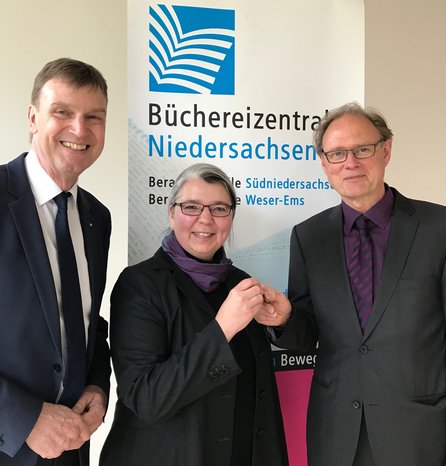 Schlüsselübergabe in der Büchereizentrale Niedersachsen (von links): Kai-Uwe Bielefeld, Erster Vorsitzender des Büchereiverbandes Lüneburg-Stade e.V. und Landrat des Landkreises Cuxhaven; Angelika Brauns, seit dem 1. Mai Leiterin der Büchereizentrale Niedersachsen; Günter Bassen, ehemaliger Leiter der Büchereizentrale Niedersachsen. Foto: Büchereizentrale Niedersachsen