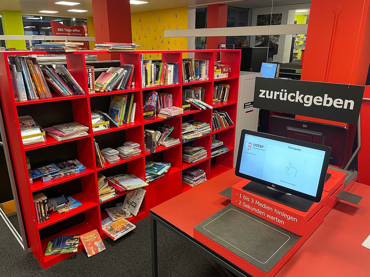 Self Service entlastet das Bibliothekspersonal: Randvolles Rückgabegestell nach einem Sonntag ohne Bedienung. Foto: Roman Weibel