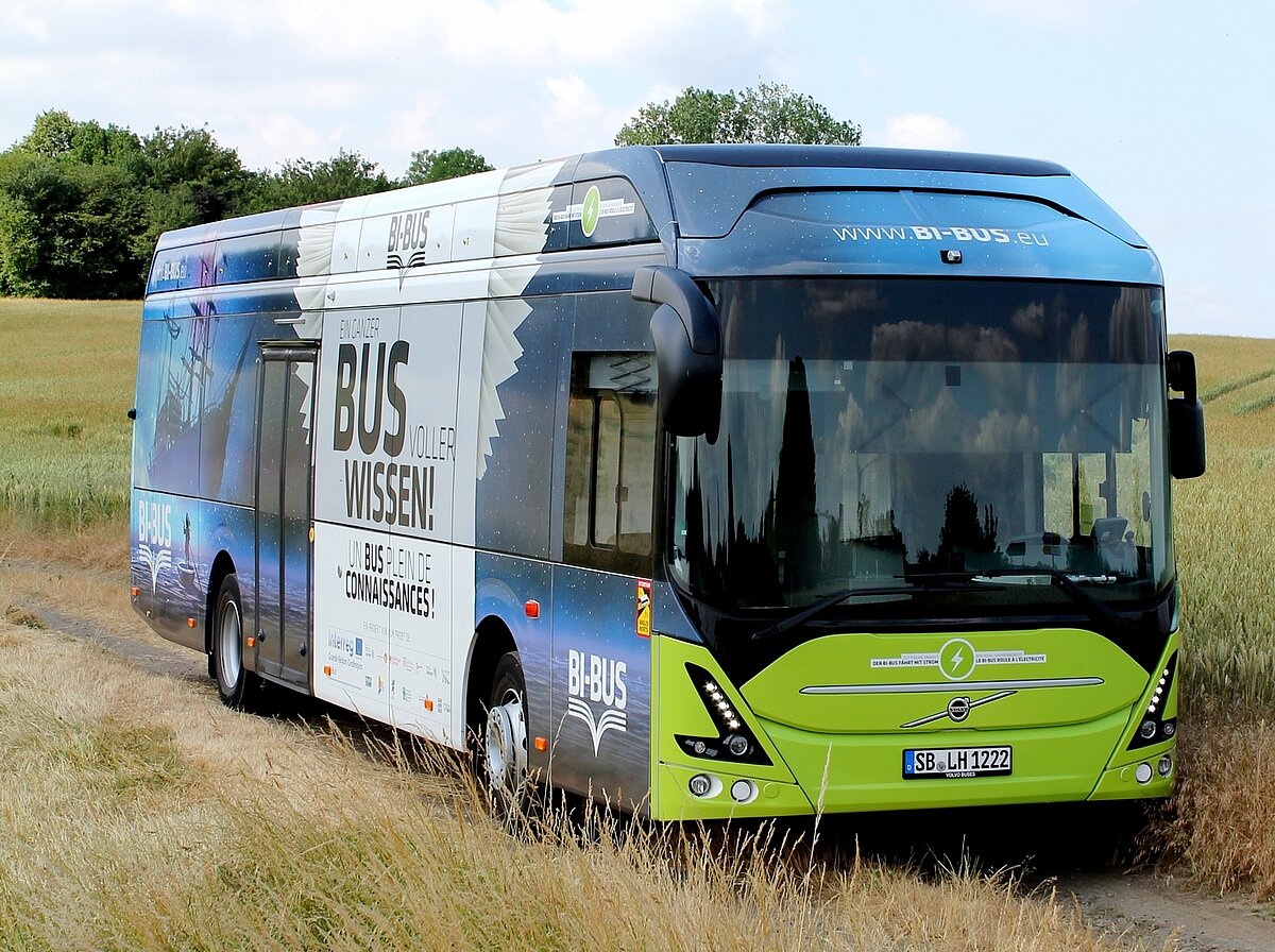 Der BI-BUS ist unterwegs: Seit Ende 2022 wird der Bus dieses Gemeinschaftsprojekt der Stadtbibliothek Saarbrücken und französischen Partnern vollelektrisch betrieben. Die Fahrbibliothek steuert grenzübergreifend Grundschulen im Eurodistrict SaarMoselle. Foto: Stadtbibliothek Saarbrücken