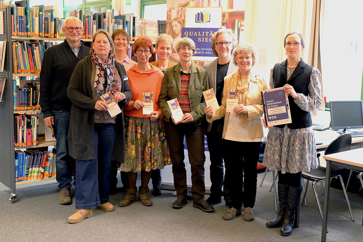Um herausragende Schulbibliotheksarbeit besser sichtbar zu machen und zur Nachahmung anzuregen, haben das Ministerium für Allgemeine und Berufliche Bildung, Wissenschaft, Forschung und Kultur des Landes Schleswig-Holstein, die Büchereizentrale Schleswig-Holstein (BZSH) sowie das Institut für Qualitätsentwicklung an Schulen (IQSH) erstmals ein Qualitätssiegel für Schulbibliotheken entwickelt. Hier sind Vertreter der Einrichtungen bei der Vorstellung des Projekts zu sehen. Foto: Lisa Behrendt, BZSH