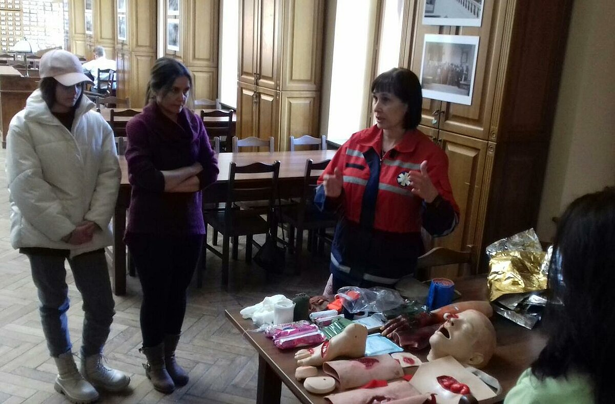 In ukrainischen Bibliotheken werden derzeit auch Survival- und Erste-Hilfe-Kurse angeboten. Das Foto zeigt eine Szene aus derUniversitätsbibliothek in Lwiw in der Westukraine.