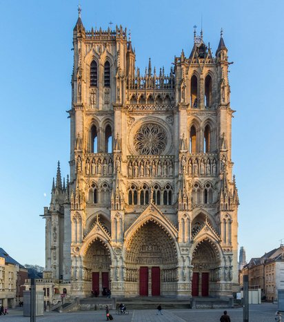 Die Kathedrale von Amiens vor blauem Himmel: Wahrzeichen der Stadt und größte gotische Sakralbau in Frankreich. 