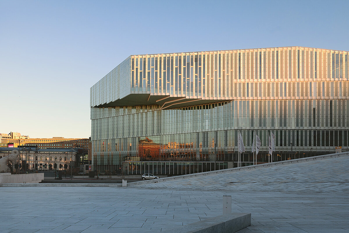 »Deichman Bjørvika« ist die neue Zentralbibliothek von Oslo. Eröffnet wurde die Bibliothek nach sechsjähriger Bauzeit im Juni 2020. 