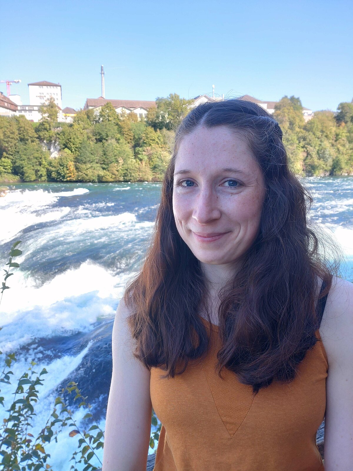 Nastasja Wegner (Foto privat) beendete ihre Ausbildung zur Fachangestellten für Medien- und Informationsdienste Fachrichtung Bibliothek in der Stadtbibliothek Bernau bei Berlin. Nach der erfolgreich absolvierten Ausbildung wechselte sie Anfang 2014 an die Hochschule Technik und Wirtschaft Berlin, wo sie bis heute tätig ist. Im Oktober 2019 schrieb sie sich zum Studium an der Humboldt Universität zu Berlin in dem Kombi-Bachelor Bibliotheks- und Informationsdienste ZF Skandinavistik ein. In Zukunft möchte sie als Bibliothekarin arbeiten und sich im internationalen Kontext bewegen.