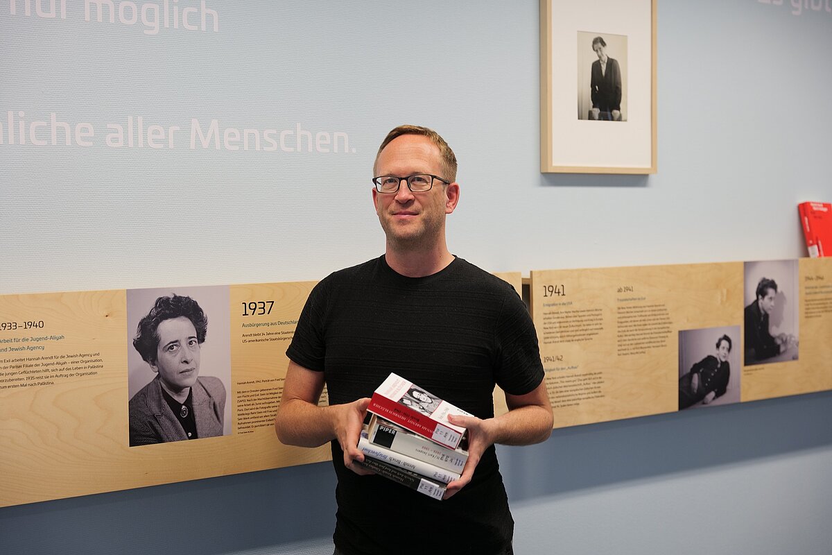 Seit September 2021 leitet Prof. Dr. Tom Becker (Foto: Stadtbibliothek Hannover) die Stadtbibliothek Hannover, nachdem er zehn Jahre lang an der TH Köln eine Professur inne hatte. Vorherige Stationen in München und Mannheim bei den dortigen Öffentlichen Bibliotheken haben ihn ebenso geprägt wie jahrelanges parteipolitisches Engagement auf kommunal- und bundespolitischer Ebene sowie seine Funktionen im Berufsverband Information Bibliothek (BIB).