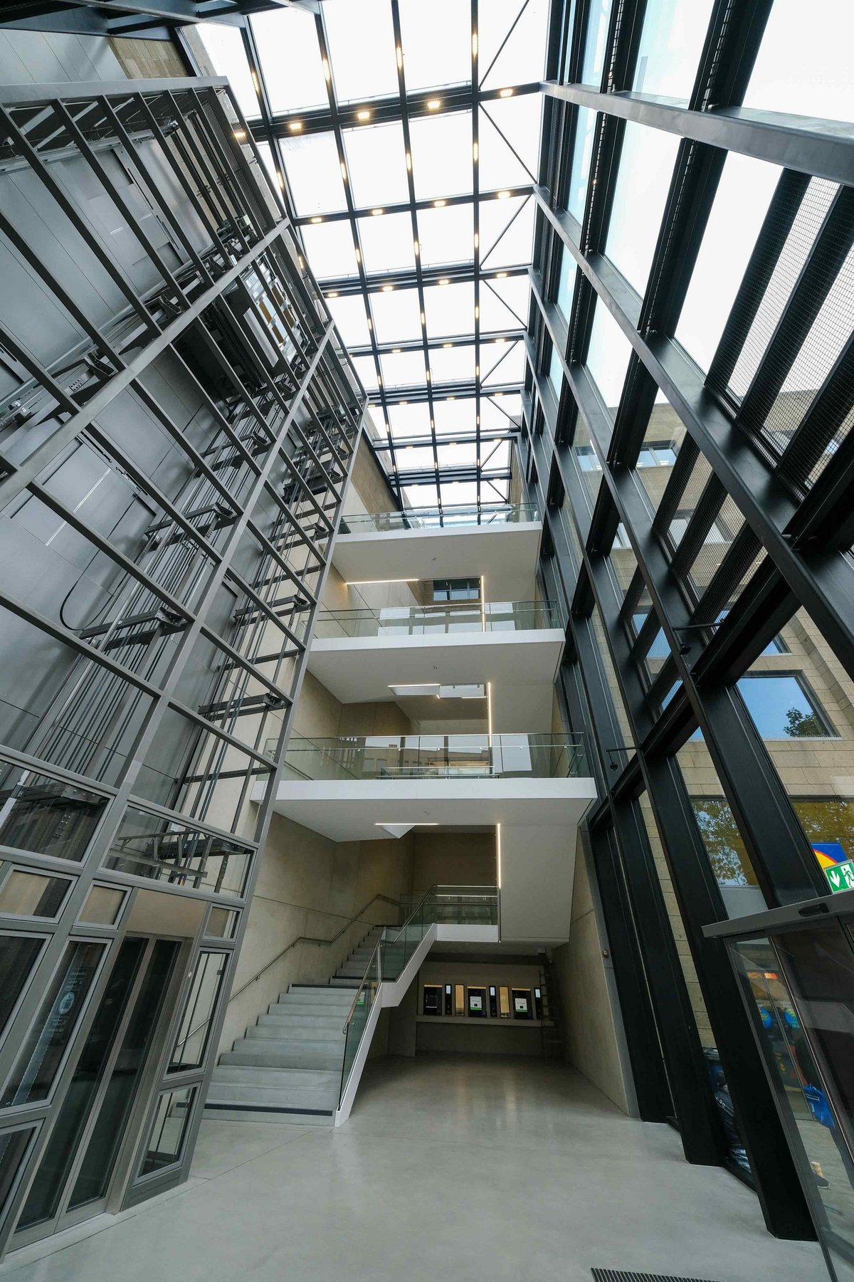 Von der Eingangshalle des KAP1 in Düsseldorf gelangt man sowohl in die neue Zentralbibliothek als auch in das Forum Freies Theater (FFT). 
