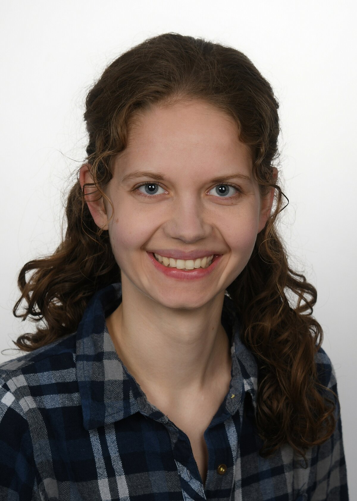 Magdalena Belz ist Masterstudentin der Allgemeinen und Angewandten Sprachwissenschaft an der Universität Würzburg. In ihrer Bachelorarbeit hat sie 2022 die Kommunikation zwischen Bibliotheken und ihren Nutzerinnen und Nutzern untersucht.