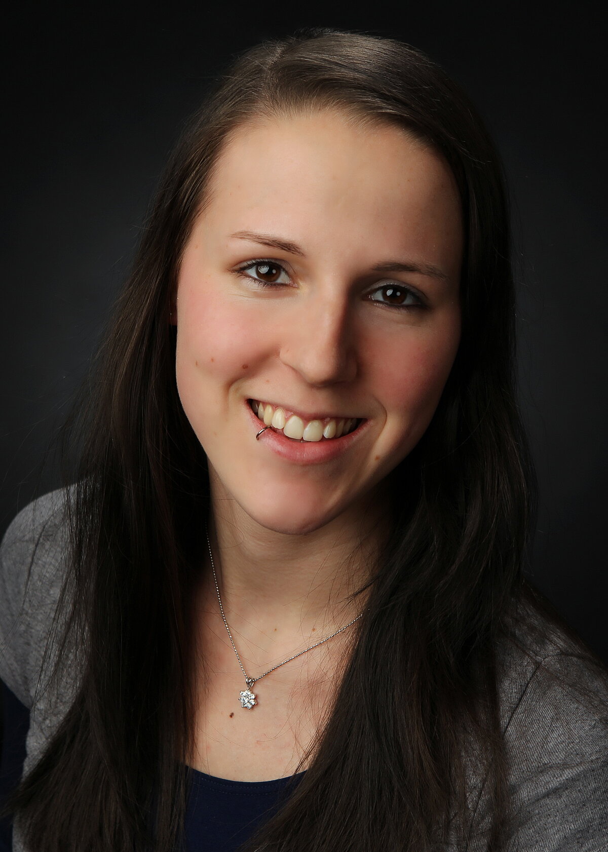 Farina Hatzfeld ist FaMI (Fachangestellte für Medien- und Informationsdienste / Fachrichtung Bibliothek) und arbeitet seit fünf Jahren an der Medizin-Bibliothek der Universitäts- und Landesbibliothek Münster mit Schwerpunkt-Themen wie Service & Bibliothek der Dinge, Benutzung und interne/externe Kommunikation. Aus ihrer Ausbildung und insgesamt sechs weiteren Jahren in Öffentlichen Bibliotheken kennt sie somit beide Blickwinkel auf die »Bibliothek der Dinge«. Derzeit studiert sie berufsbegleitend an der Hochschule Hannover den Bachelorstudiengang »Informationsmanagement«.