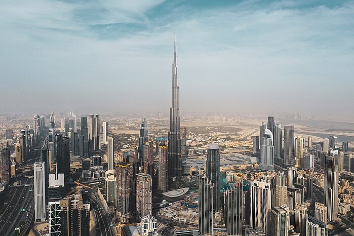 Skyline von Dubai mit dem hoch aufragenden Burj Khalifa in der Mitte. 2024 soll in der Wüstenmetropole der World Library and Information Congress (WLIC) der IFLA stattfinden. 
