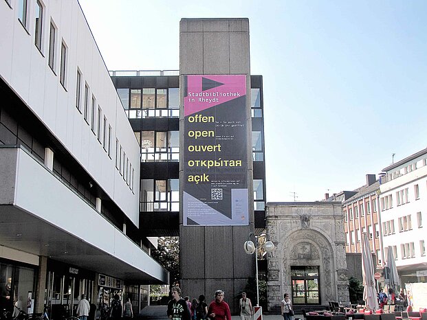 Die Stadtbibliothek Mönchengladbach öffnet auch am Sonntag. Ein Werbebanner weist darauf hin.