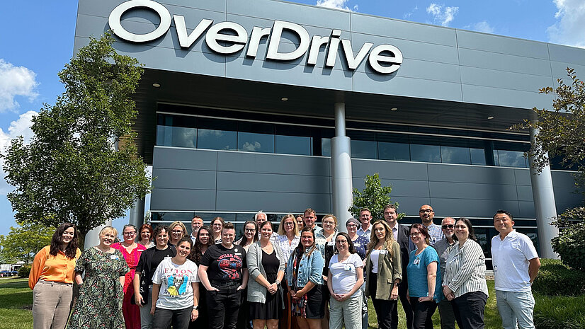 Das Team von OverDrive Global vor dem weltweiten Hauptsitz in Cleveland, Ohio, U.S.A.