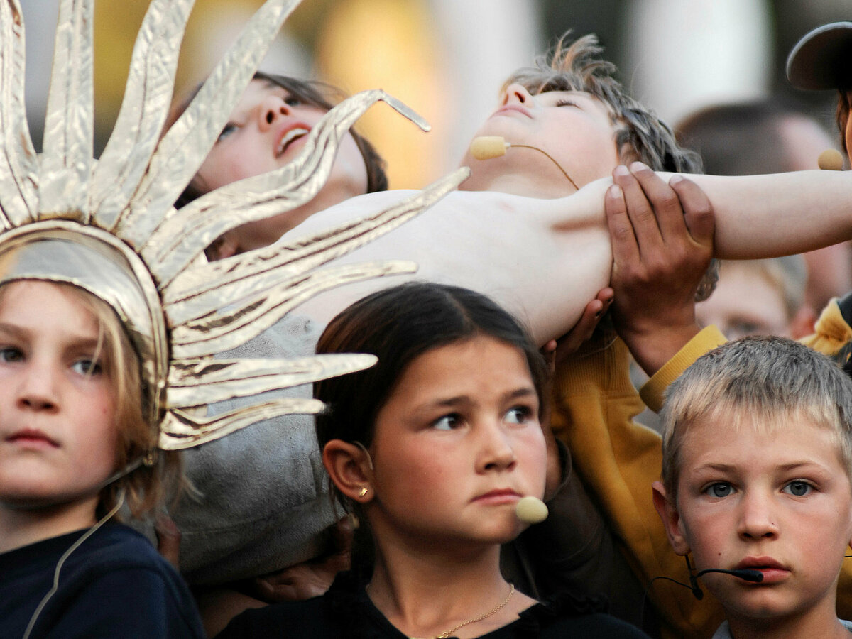 Eine Kinderszene aus dem Welttheater "Einsiedeln", Spielperiode 2007, Foto: Judith Schlosser