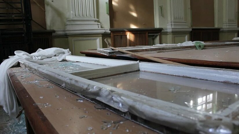 Das Foto zeigt Schäden in der Zentralen Wissenschaftsbibliothek der Nationalen Karasin-Universität Charkiw. Die Schäden entstanden durch russische Angriffe 2022. 