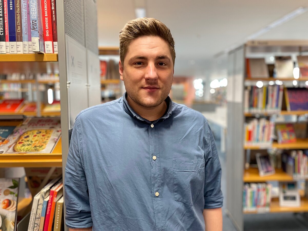 Philipp Braun – Bibliotheks- und Managementstudium in Leipzig. Anschließend verschiedene Leitungspositionen in Bibliotheken, seit 2021 Leiter der Stadtbibliothek Saarbrücken. (Foto: Stadtbibliothek Saarbrücken)