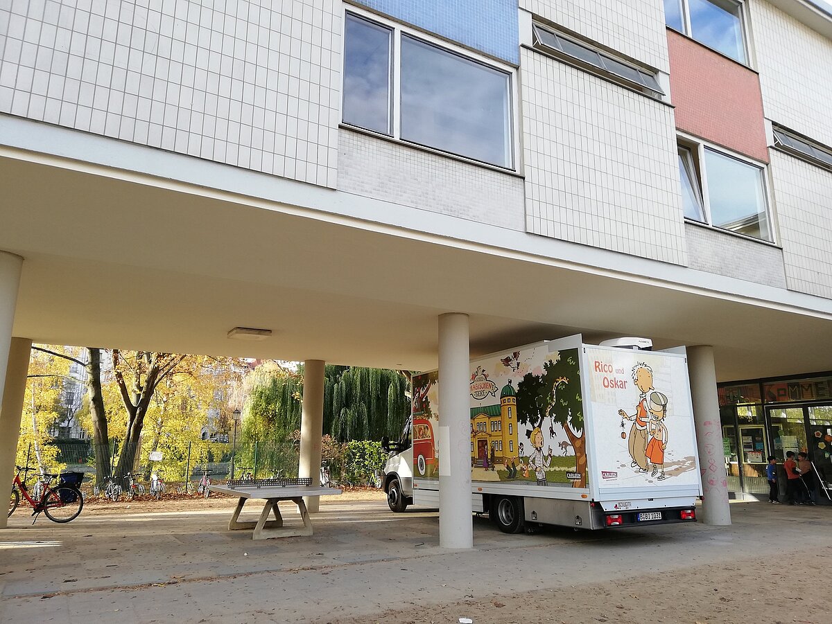 Der Bücherbus Nummer Drei der Fahrbibliothek Berlin-Mitte macht Halt an der Hansa-Grundschule in Berlin-Mitte. Foto: Stadtbibliothek Mitte
