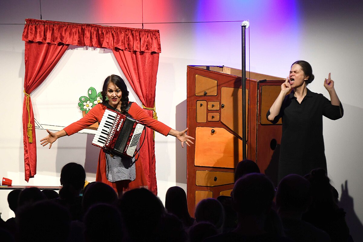 Mit Unterstützung einer Gebärdensprachdolmetscherin wurde auch die Kinderbuchbühne mit dem Theater »MenschPuppe« aus Bremen übersetzt. Foto: Städtische Bibliotheken Dresden