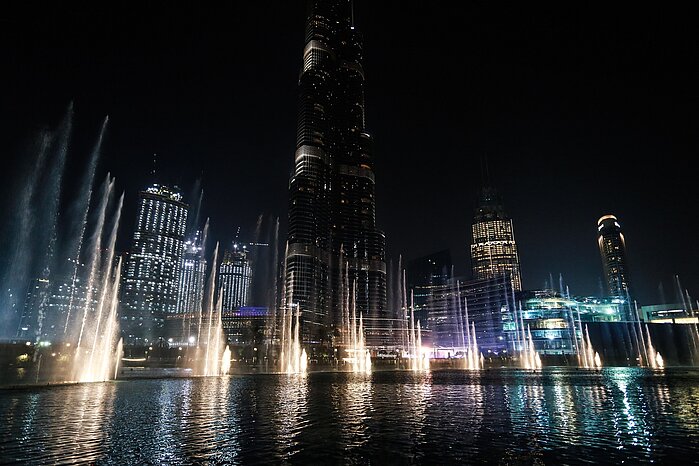 Skyline von Dubai bei Nacht. Zu sehen ist der Fuß des Burj Khalifa in der Bildmitte. 2024 soll in der Wüstenmetropole der World Library and Information Congress (WLIC) der IFLA stattfinden. 