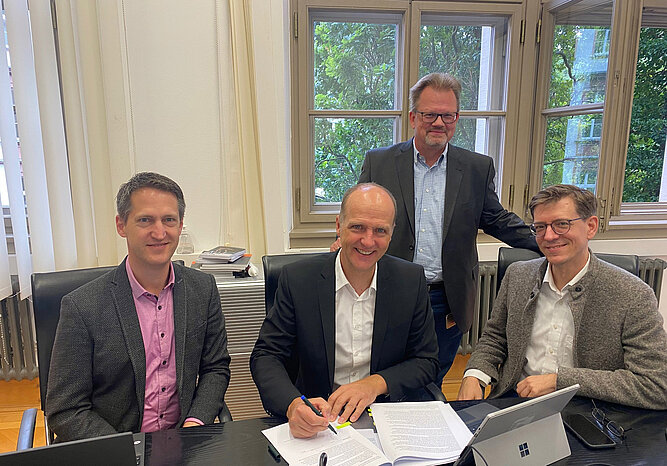 Das Leitungsteam der Technischen Hochschule Würzburg-Schweinfurt bei der Vertragsunterzeichnung (von links): Kanzler Stefan Hartmann, Präsident Prof. Robert Grebner, Bibliotheksleiter Jens Renner und Vizepräsident Prof. Achim Förster, zuständig für Lehre, Studium sowie die Bibliothek. Foto: Gabriele Saueressig