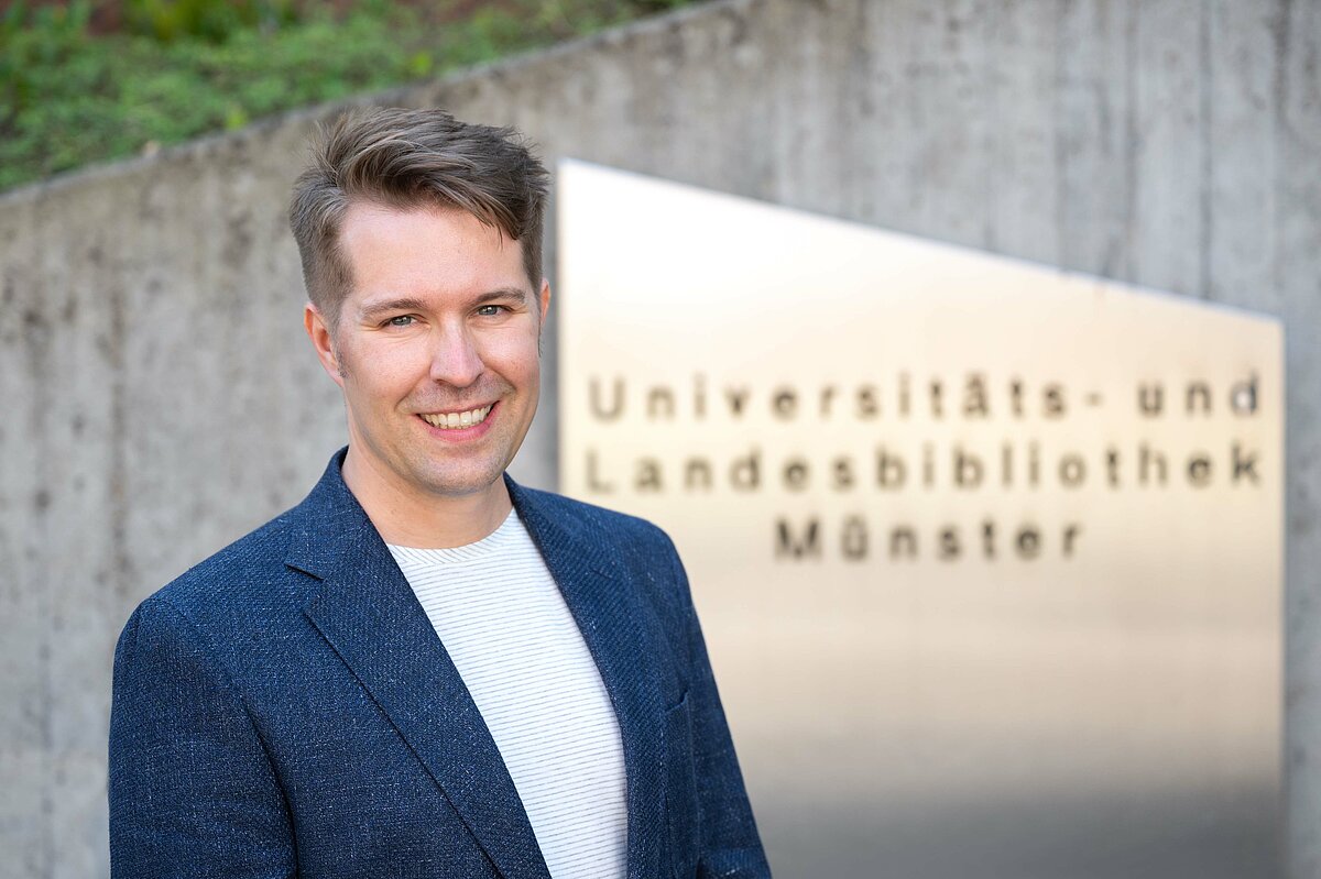 Dr. Nils Beese (Foto: UKM Fotozentrale/Wibberg) ist seit 2022 Abteilungsleiter der Medizin-Bibliothek an der Universitäts- und Landesbibliothek Münster. In dieser Funktion verantwortet er die strategische und operative Weiterentwicklung der Bibliothek, mit einem besonderen Schwerpunkt auf der Förderung innovativer Lern- und Forschungsumgebungen für Studierende und Wissenschaftler/-innen im medizinischen Bereich. Zuvor war Dr. Beese Abteilungsleiter an der Stadtbücherei Münster, wo er unter anderem für Benutzungsdienste, IT und die Entwicklung neuer Services zuständig war. Sein Bibliotheksreferendariat leistete er an der UB Mainz und der Bibliotheksakademie Bayern.