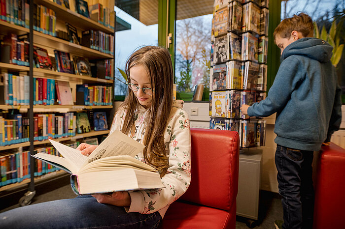Schulbibliotheken sind längst nicht mehr nur Medienzentren und Unterrichtsorte außerhalb des Klassenzimmers, sondern verstehen sich immer mehr als lebendige Erlebnisräume mitten im Schulleben. Hier ist die Schulbibliothek der Hans-Brüggemann-Schule in Bordeholm zu sehen. Foto: BZSH /Phillip Tonn  