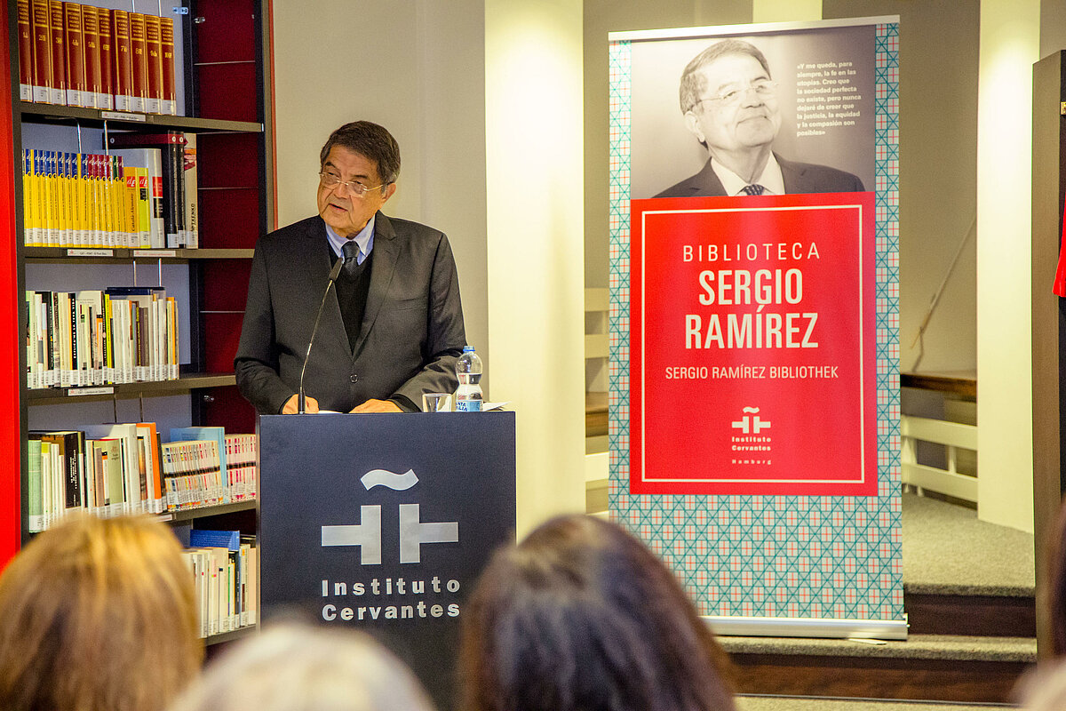 Nominierungszeremonie für Sergio Ramírez: Dem nicaraguanischen Autor wurde die Bibliothek des Instituto Cervantes in Hamburg gewidmet.  Foto: Instituto Cervantes