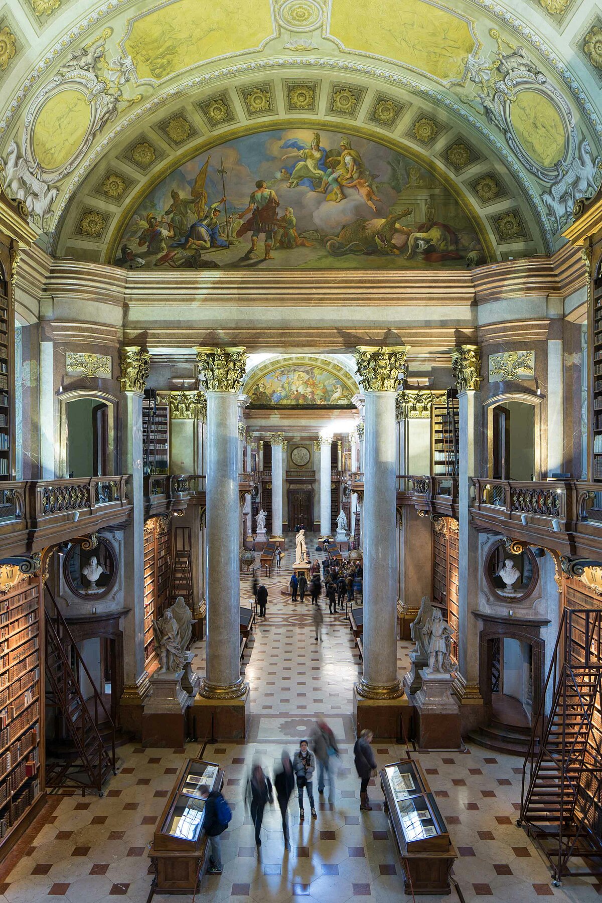 Innenansicht des Prunksaals der Österreichischen Nationalbibliothek am Josefsplatz 1 in Wien. 
