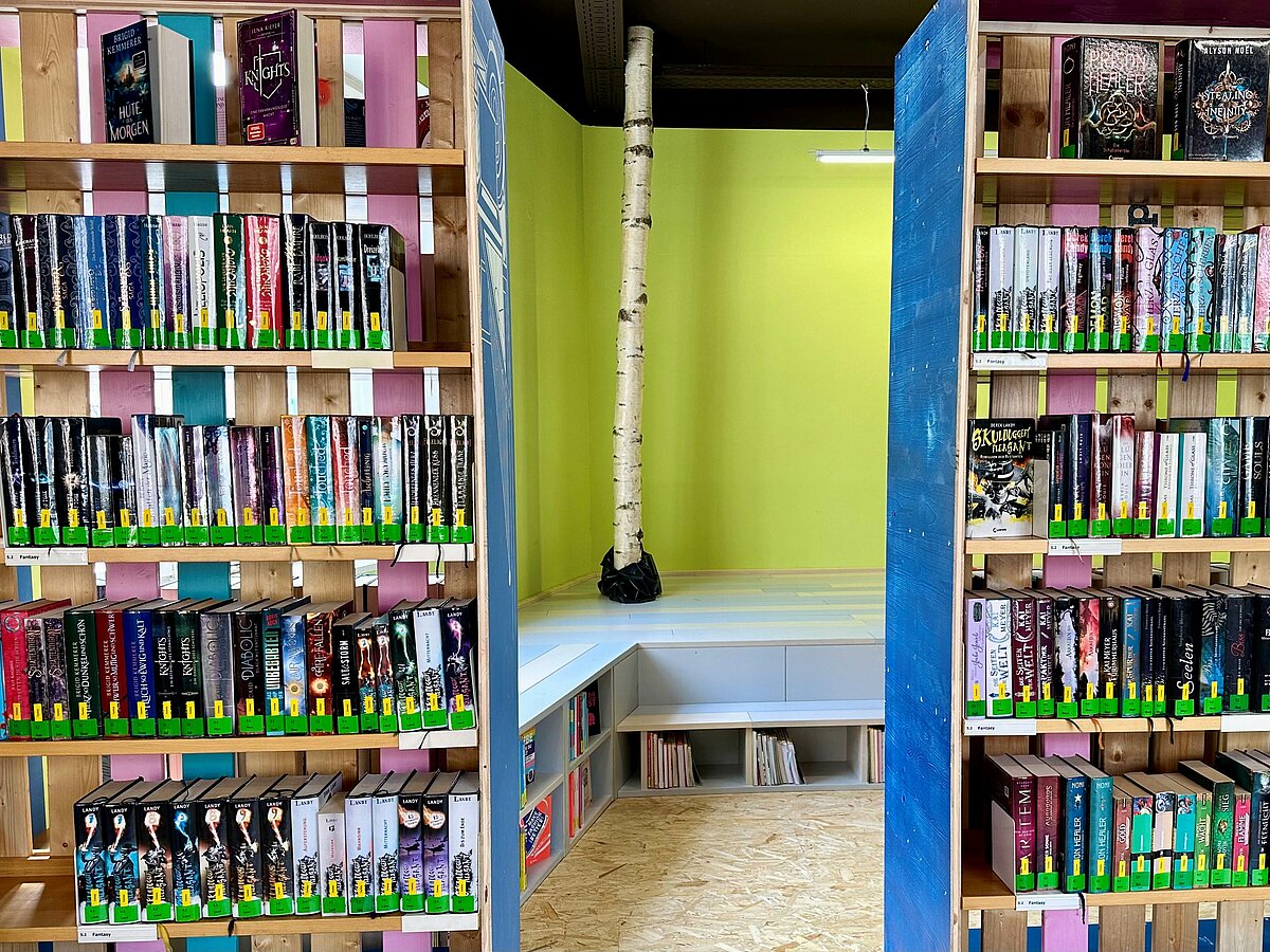 Im April 2024 wurde die neu gestaltete Jugendbibliothek der Stadtbücherei Tübingen eröffnet. Abgeschlossen und fertig eingerichtet wird die Jugendbibliothek jedoch nie sein. Ihre wandelbare Ausstattung soll die stetige Anpassung an die Bedürfnisse der Jugendlichen gewährleisten.