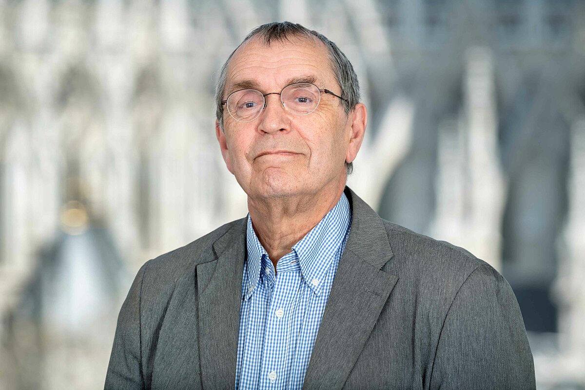 Thomas Macho (geboren 1952) forschte und lehrte von 1993 bis 2016 als Professor für Kulturgeschichte am Institut für Kulturwissenschaft der Humboldt-Universität zu Berlin. 1976 wurde er an der Universität Wien mit einer Dissertation zur Musikphilosophie promoviert; 1984 habilitierte er sich für das Fach Philosophie an der Universität Klagenfurt mit einer Habilitationsschrift über Todesmetaphern. Von 2016 bis 2023 leitete er das Internationale Forschungszentrum Kulturwissenschaften (IFK) der Kunstuniversität Linz in Wien. 2019 wurde er mit dem Sigmund Freud-Preis für wissenschaftliche Prosa der Deutschen Akademie für Sprache und Dichtung ausgezeichnet, 2020 mit dem Österreichischen Staats- preis für Kulturpublizistik. 2023 wurde er zum Mitglied der Deutschen Akademie für Sprache und Dichtung gewählt. Zu seinen neueren Monografien zählen: Das Leben ist ungerecht. St. Pölten/Salzburg: Residenz 2010; Vorbilder. München: Wilhelm Fink 2011; Schweine. Ein Portrait. Berlin: Matthes & Seitz 2015; Das Leben nehmen. Suizid in der Moderne. Berlin: Suhrkamp 2017; Warum wir Tiere essen. Wien: Molden 2022; Sehen ohne Augen. Ottensheim: Edition Thanhäuser 2022.