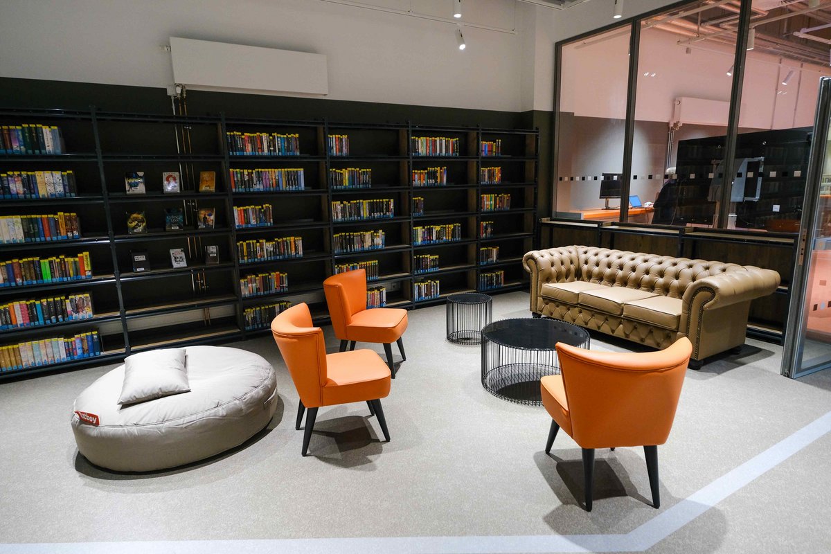 Das Foto zeigt die Jugendbibliothek in der neuen Zentralbibliothek KAP1 in Düsseldorf.