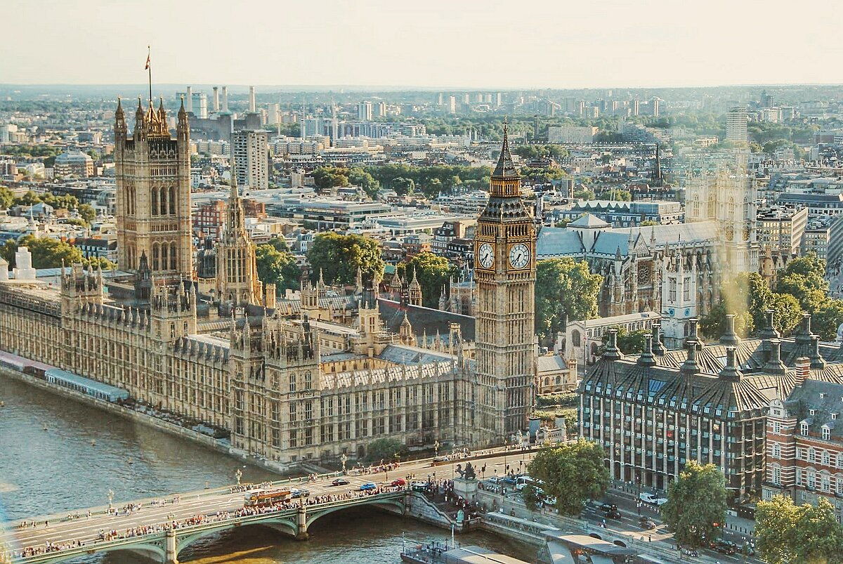 Blick Auf Die Stadt In London, Hauptstadt Großbritanniens: Zu sehen ist der Palace of Westminster, Sitz des britischen Parlaments, und der Uhrenturm Big Ben, eines der vielen Wahrzeichen der Stadt.