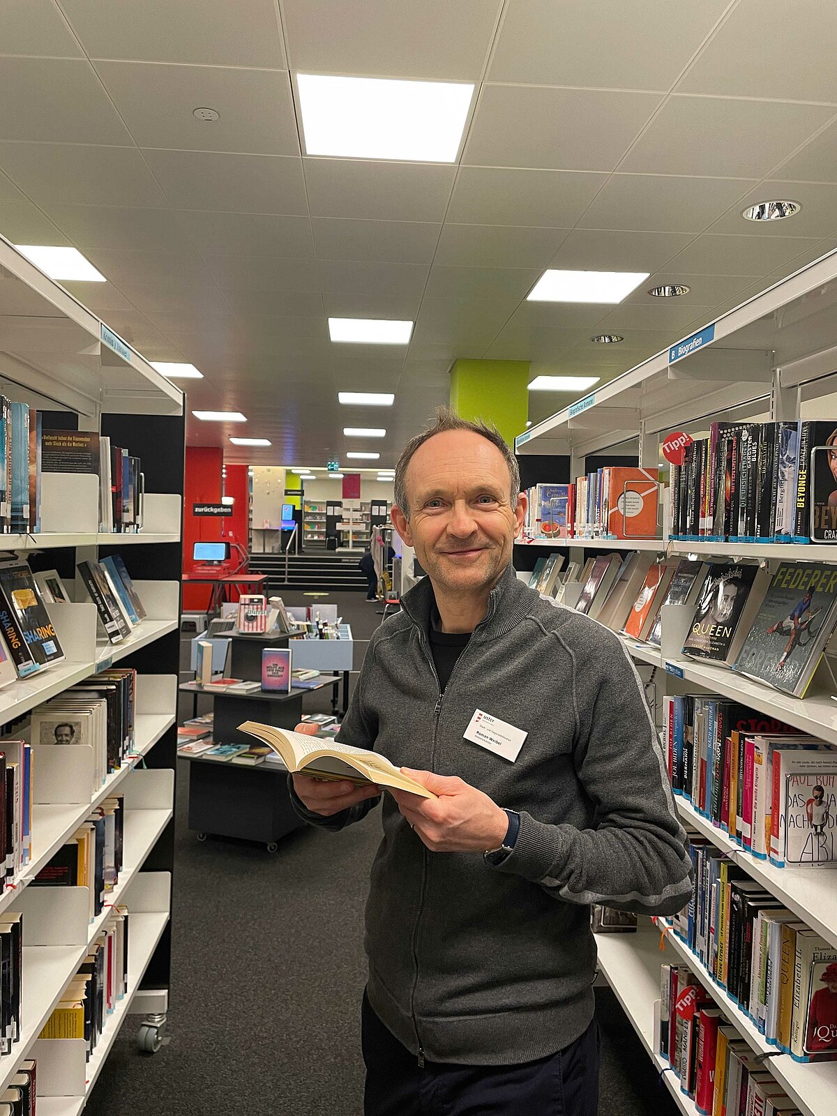 Roman Weibel (Foto: Shahrooz Momeni) ist diplomierter Buchhändler mit Studium Kommunikationswissenschaft und Betriebswirtschaft. Er ist seit 2016 Leiter der Stadt- und Regionalbibliothek Uster und Autor des Leitfadens »Open Library – so funktioniert’s!«, erschienen im Dezember 2023 (siehe Info-Kasten).