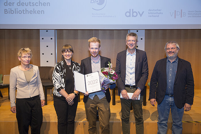 Verleihung des Publizistenpreises der deutschen Bibliotheken 2022 mit dem Preisträger Marius Elfering (mitte)
