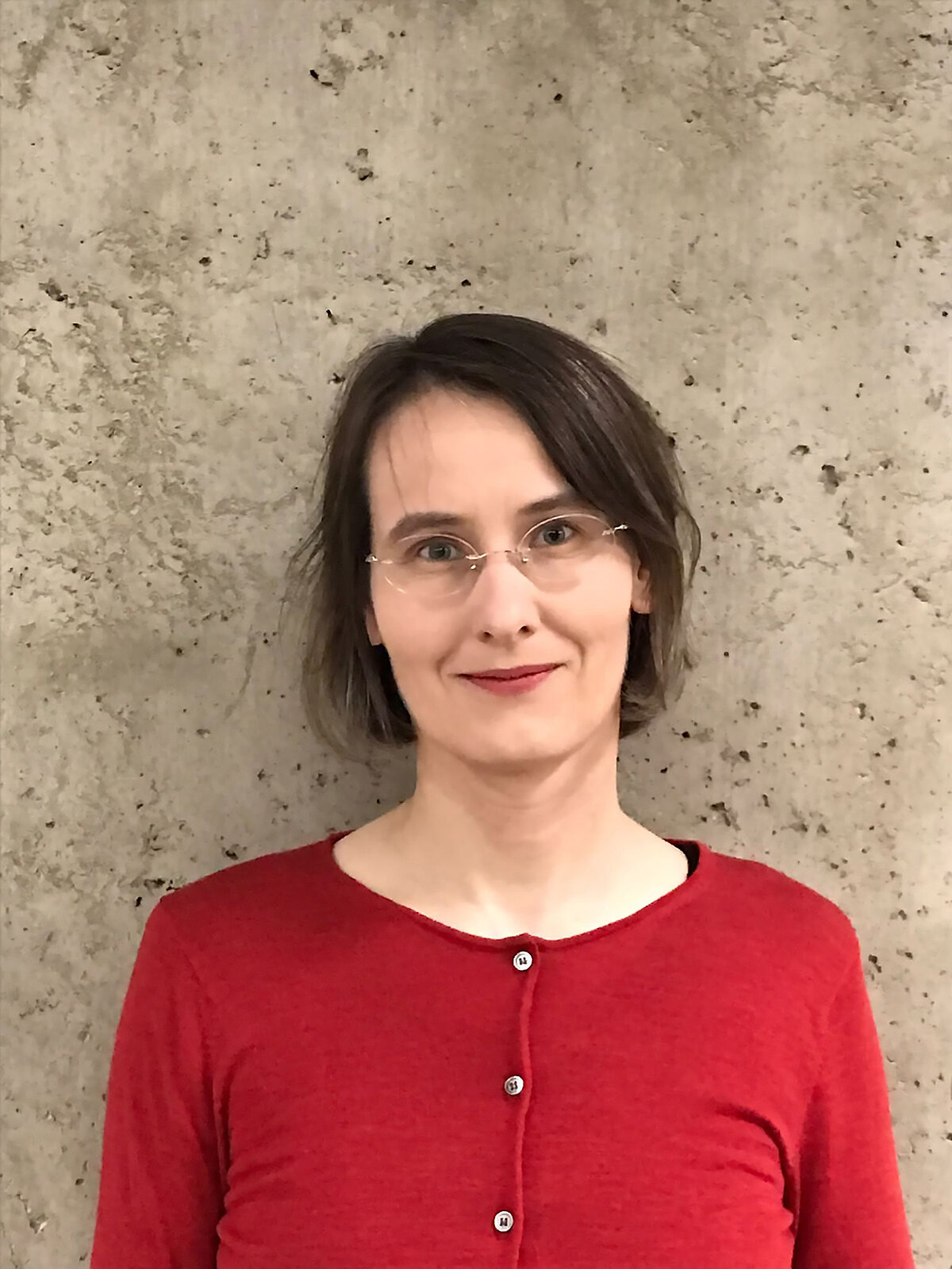 Dorothee Hanke (Foto privat) studierte Mediävistik, Historische Hilfswissenschaften, Theologie und European Studies an den Universitäten Freiburg, Aarhus und Frankfurt (Oder). An der FH Potsdam erwarb sie einen Abschluss als Wissenschaftliche Dokumentarin. Nach beruflichen Stationen an der Bayerischen Akademie der Wissenschaften, der Staatsbibliothek zu Berlin und dem Deutschen Institut für Urbanistik arbeitet sie seit 2019 in der Redaktion der Bibliographie der deutschen Sprach- und Literaturwissenschaft (BDSL), die an der Universitätsbibliothek Johann Christian Senckenberg in Frankfurt am Main angesiedelt ist.