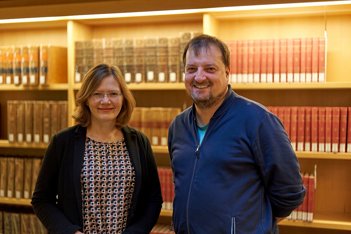 Katja Lorenz studierte Kunstgeschichte und Russistik, absolvierte ein Bibliotheksreferendariat an der Staatsbibliothek zu Berlin und ist seit 2005 an der HAAB Weimar tätig. Als Leiterin des Fachbereichs Sondersammlungen widmet sie sich der Arbeit mit Handschriften und Alten Drucken, der Provenienz- und Sammlungserschließung sowie der Sammlungsvermittlung.  Andreas Schlüter wechselte nach einer Tätigkeit an der Deutschen Nationalbibliothek in Frankfurt a. M. 2014 an die HAAB Weimar, wo er unter anderem die digitalen Schnittstellen der Brandfolgeprojekte und die Digitalisierungsprojekte der Bibliothek betreut. Seit 2018 ist er Referatsleiter für Digitale Entwicklung.