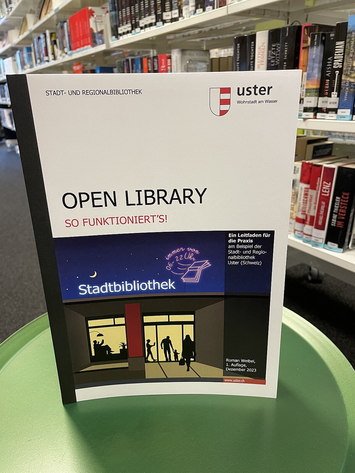 In Deutschland und der Schweiz gibt es je ein paar Dutzend Open Libraries. Tendenz steigend. Mittlerweile sind viele Erfahrungen von kleinen, mittleren und großen Open Libraries vorhanden, von denen andere Bibliotheken profitieren können.  Seit Dezember 2023 existiert ein umfassender Leitfaden »Open Library – so funktioniert’s!«. Autor ist Roman Weibel, Leiter der »365 Tage-Bibliothek« von Uster (Schweiz), die seit dem Jahr 2019 als Open Library funktioniert: »Open Library eignet sich für kleine, mittlere und große Bibliotheken und erfüllt das große Kundenbedürfnis nach langen Öffnungszeiten. Das Konzept bewährt sich.« Im 50-seitigen Leitfaden werden Themen wie Konzept, Personal, Juristisches, Technik, Betrieb, Sicherheit, Kommunikation, Probleme, Lösungen und vieles mehr behandelt. Der Leitfaden ist kostenlos verfügbar, via Spezialwebsite der Bibliothek Uster: https://bibiuster-expert.jimdofree.com/365-tage-bibliothek/