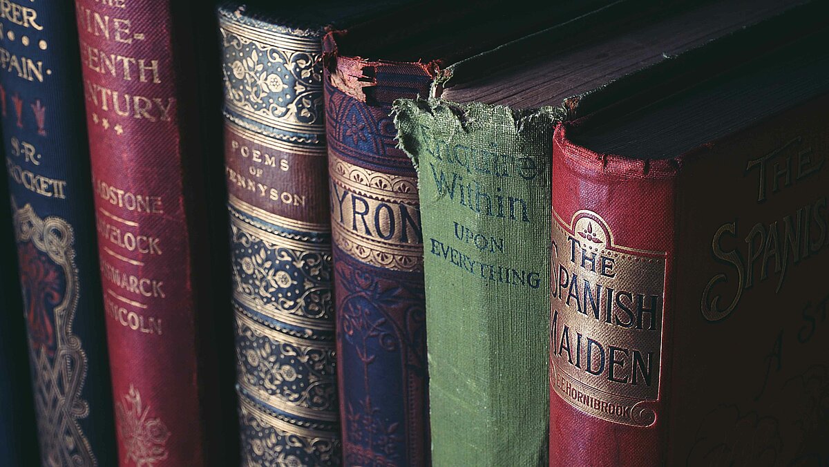 Alte Bücher in einem Buchregal. Foto: Suzy Hazelwood - pexels.com