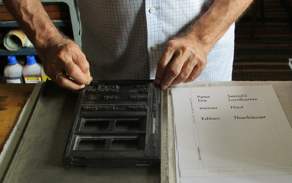 Die Buchumschläge werden in der Edition Thanhäuser von Hand gesetzt und mit Holzschnitten kombiniert.