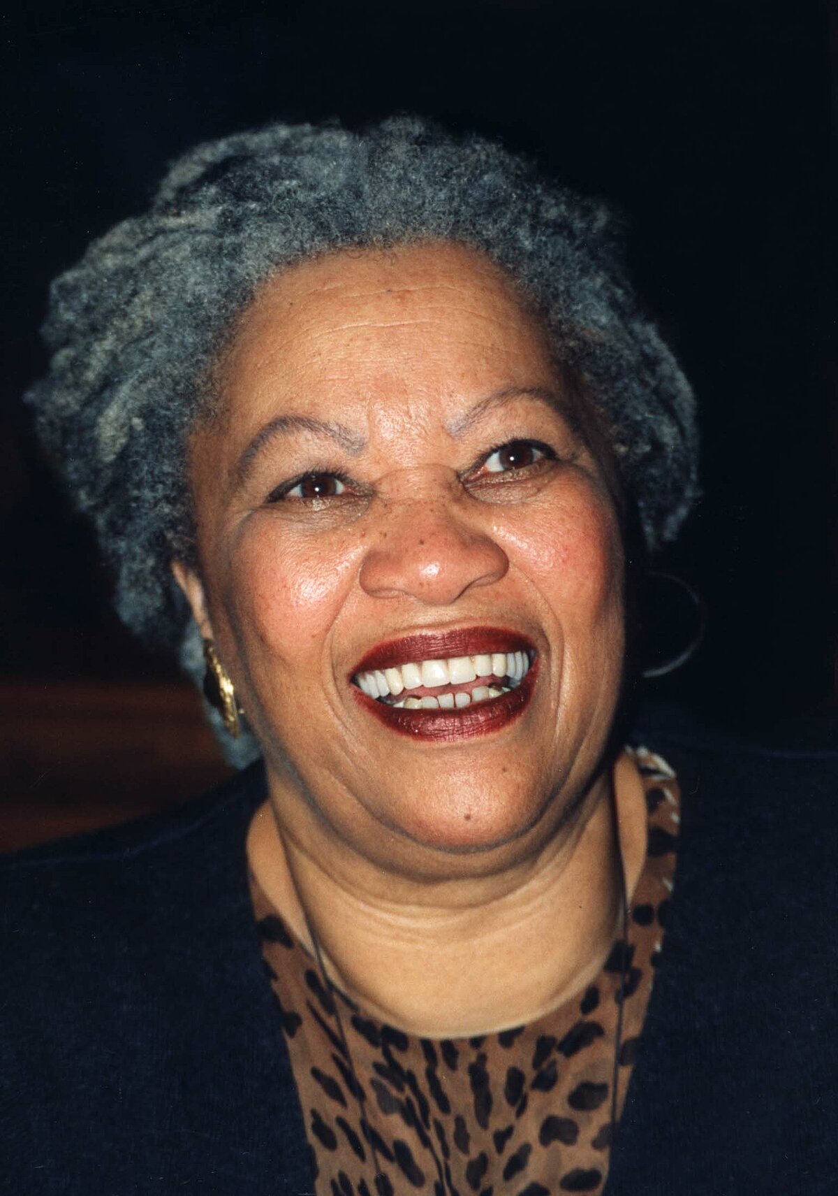 Toni Morrison (1931-2019) hat im Jahr 1993 – als erste Afroamerikanerin – den Literaturnobelpreis erhalten. Für den Roman »Beloved« hatte sie bereits 1988 den Pulitzer-Preis erlangt.