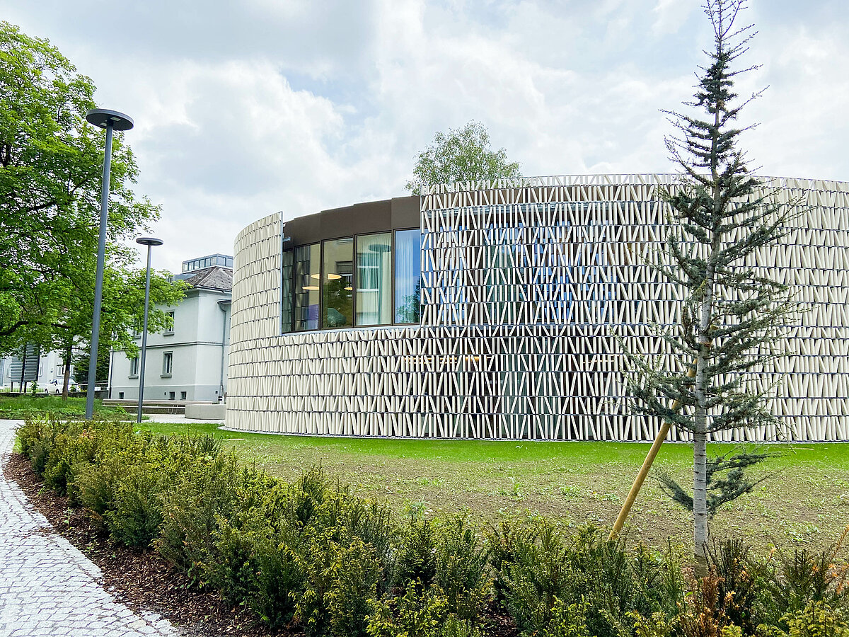 Modernes Design von außen, hier die Stadtbibliothek Dornbirn (Foto: Stadtbibliothek Dornbirn), ...