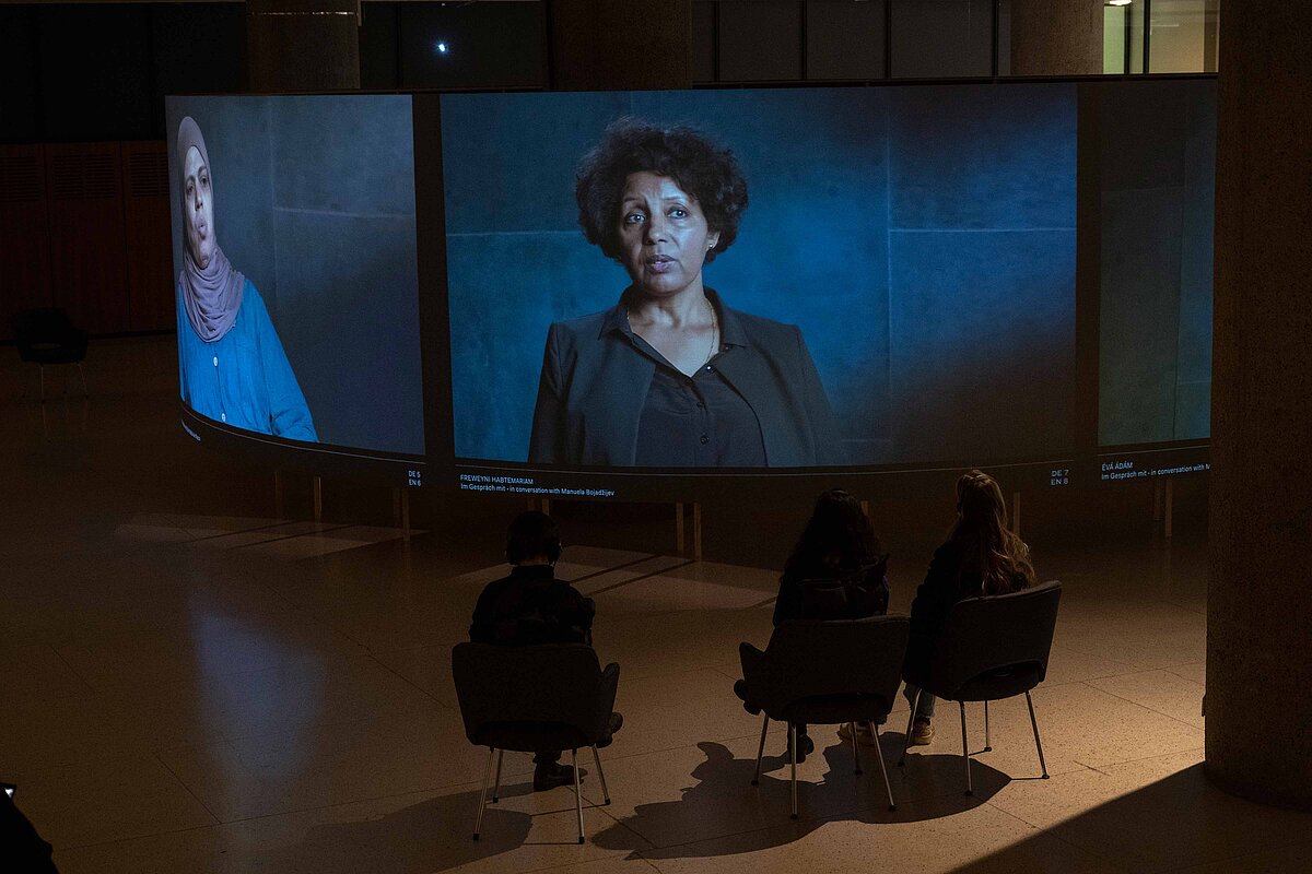 Eine Ausstellungsansicht des Archivs der Flucht im Haus der Kulturen der Welt in Berlin. 