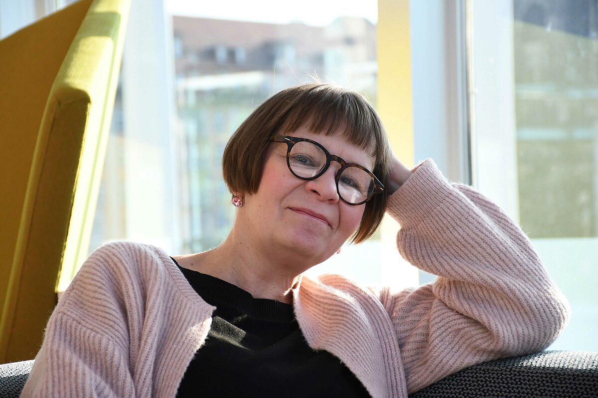 Christine Lippmann (Foto K. Tauscher) ist Diplombibliothekarin (FH) und Literaturpädagogin. Sie leitet seit 2017 das Sachgebiet Kulturelle Bildung und Integration. Zuvor war sie am Aufbau des Förderprogramms »Lesestark! Dresden blättert die Welt auf.« beteiligt. Sie arbeitet in verschiedenen Facharbeitsgruppen der Stadt Dresden zum Thema Kulturelle Bildung. Wichtig für sie ist es, mit ihrer Arbeit an der Entwicklung von Bibliotheken zu Dritten Orten mitzuwirken, die von allen genutzt werden können und an denen die Freude am Erkenntnisgewinn spürbar ist.