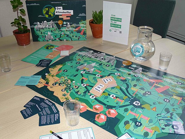 Der gemeinnützige Verein Friends4Future e.V. bietet mit dem Gesellschaftsspiel »Der Klimakoffer« eine anregende Spielesammlung, bei der sowohl Ideen als auch Gesprächsanregungen zum Thema Klimawandel gegeben werden. Foto: Wagner