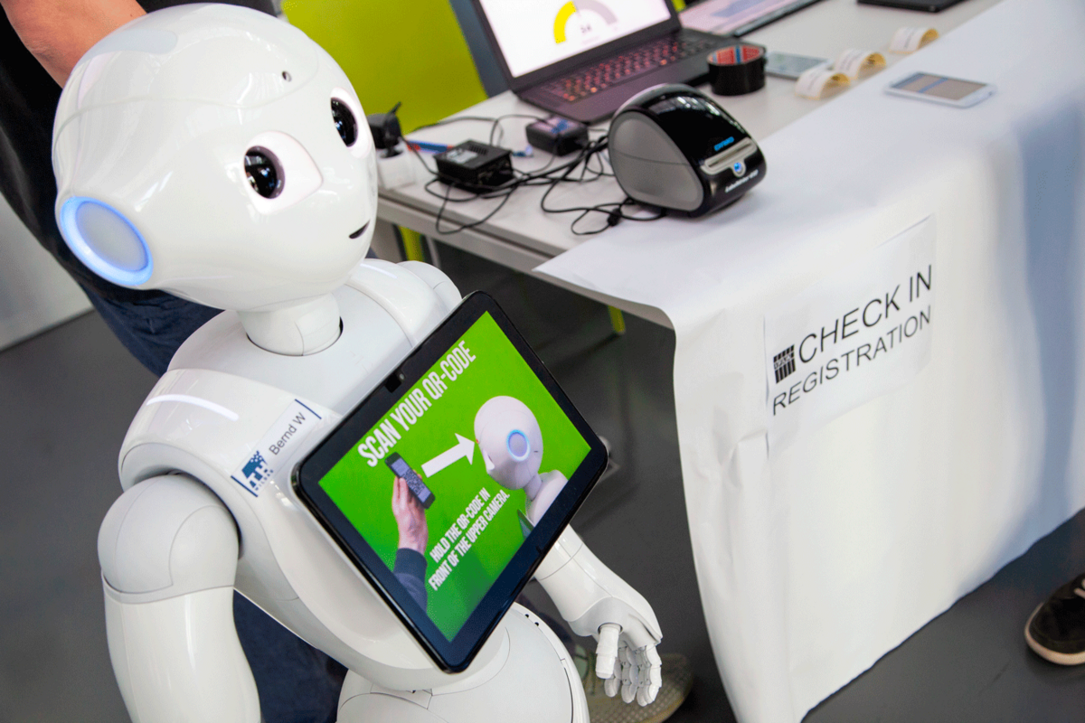 Bereits beim Check in zum IFLA WLIC Preconference Satellite Meeting in Wildau waren Roboter im Einsatz. Foto: Henning Wiechers, CC BY
